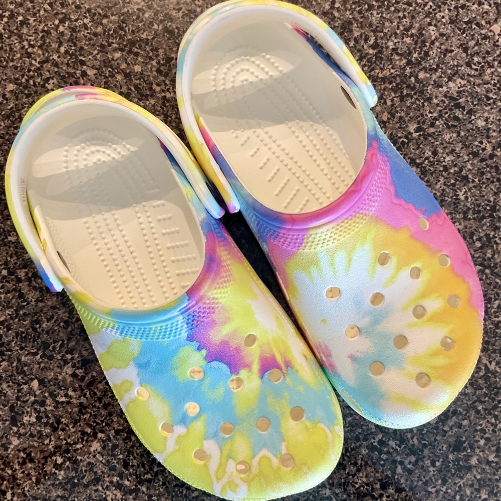 Size 8 Women/6 Men CROCS